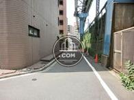 細い路地に面しています