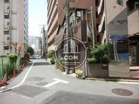 すぐ近くを大通りが走っています