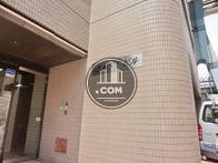 目立つ位置にビル名が表記されています