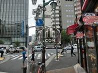 靖国通りに面しています