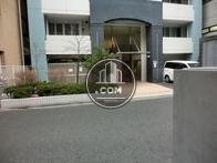 向いにはマンションビル