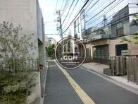 人通りの少ない路地となっています