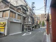 正面玄関前、山手通り方面