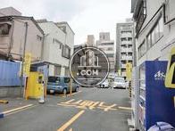 ビルの向かい側は大型のコインパーキングです