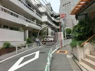 前面の道路です