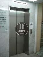 エレベーター脇に社名案内板があります