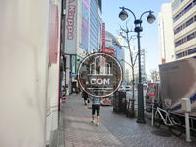 前面歩道、神宮前方面です