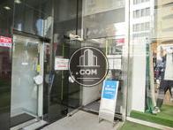 正面玄関遠景です