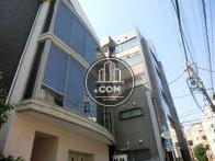 周辺は低層のビルや住宅に囲まれています