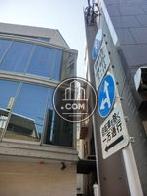 正面向って右側はビルと隣接しています