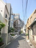 通りの人通りは比較的落ち着いています