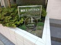 正面玄関脇に植込みに表札が出ています