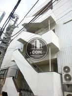 側面に非常用外階段が設置されています