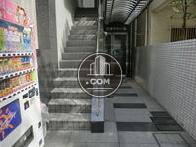 左手が階段右手が入口になります
