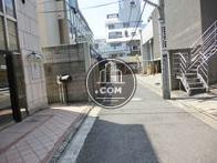 静かな細路地に立地しています
