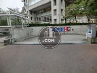 側面に駐車場入口が設置されています