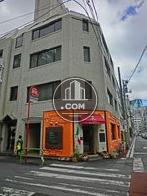 角に位置した２面採光のビルです