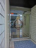 ガラス張りの２面扉です