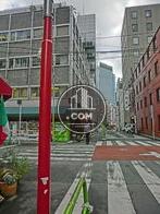 十字路の角に位置しています