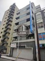正面入り口は側道です