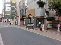 商店街の中に建っています