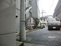 ビル裏側は路地になっています