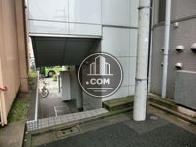 夜間出口からビルの裏道に出れます