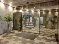 鏡張りではなく、ドアに反射しています