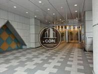 エントランスへのアプローチはかなり長く取られています