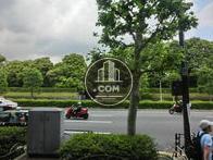 玄関の真っ正面は、赤坂御用地です