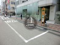 建物の向かいにバス停があります