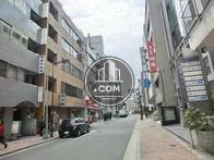周辺は低層ビルが立ち並んでおります