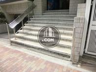 玄関部分に階段があります