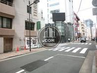 全面道路右手は上野駅方面です