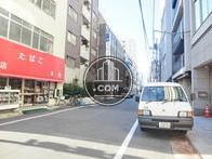 玄関前の静かな通り