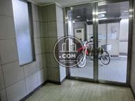エントランス内から見る正面玄関です