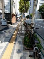 建物前の歩道