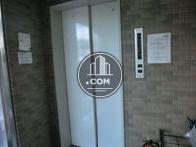 エレベーター前には階段があります