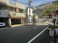 T字路を入った立地に建ちます