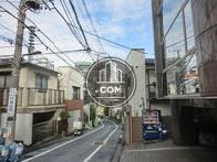 正面入口付近から見た周辺です