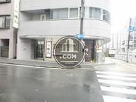 浜松町二丁目の交差点に面しています