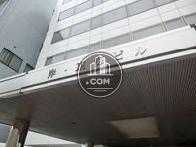 道路沿いにビル名が明記されています