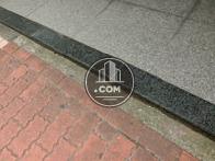 歩道との間に段差があります