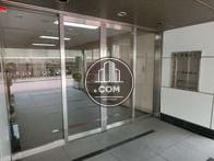 ガラス張りの自動ドアです