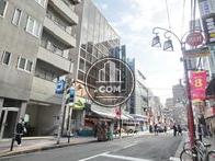 幅広い駅前通り