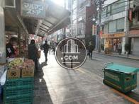 駅前の繁華街沿いです