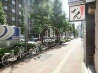 玄関前の舗装された歩道