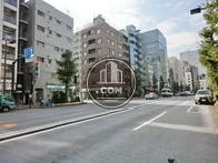 幅の広い前面の道路