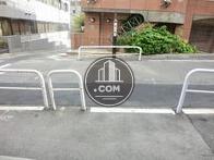 前面道路は緩やかな坂道