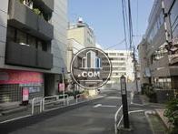 前面道路は少し坂になっています